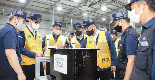 현대제뉴인, 현대건설기계, 현대두산인프라코어 경영진과 노조 관계자 등이 지난달 19일 현대두산인프라코어 인천 공장을 둘러보고 있다. <현대제뉴인 제공>